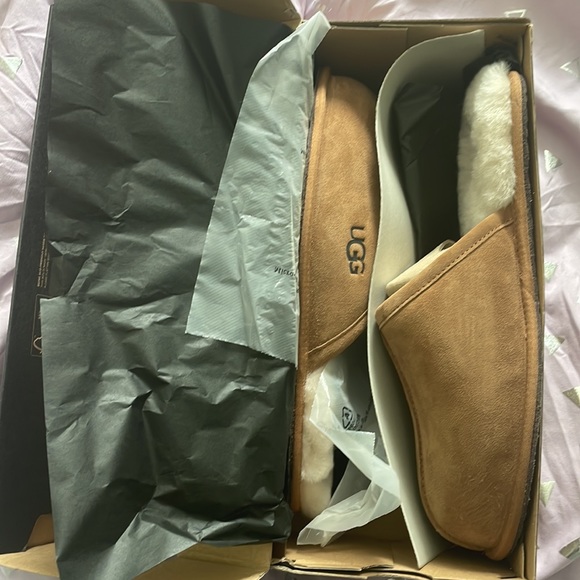NWOT UGGS Men’s Scuff Sheepskin Slip-ons - Picture 5 of 5